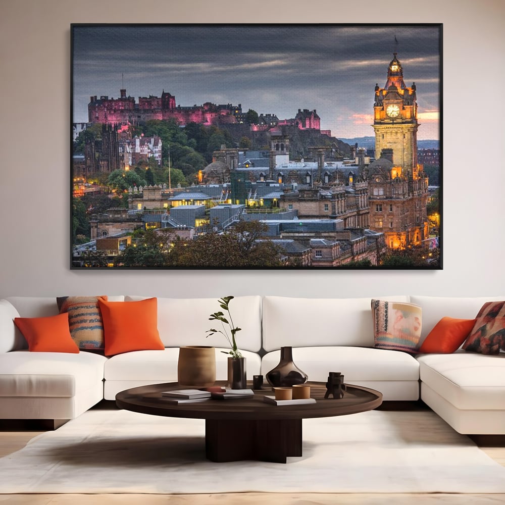 Tablou canvas cu tablou canvas cu peisaj urban din scotia la amurg, in rama de aluminiu negru, pe perete intr-un living